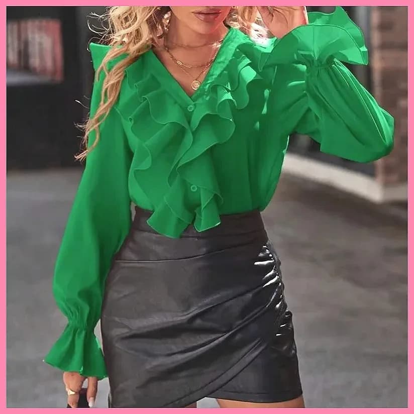 VAusschnitt Bluse 2025 Trend mit Rüschen