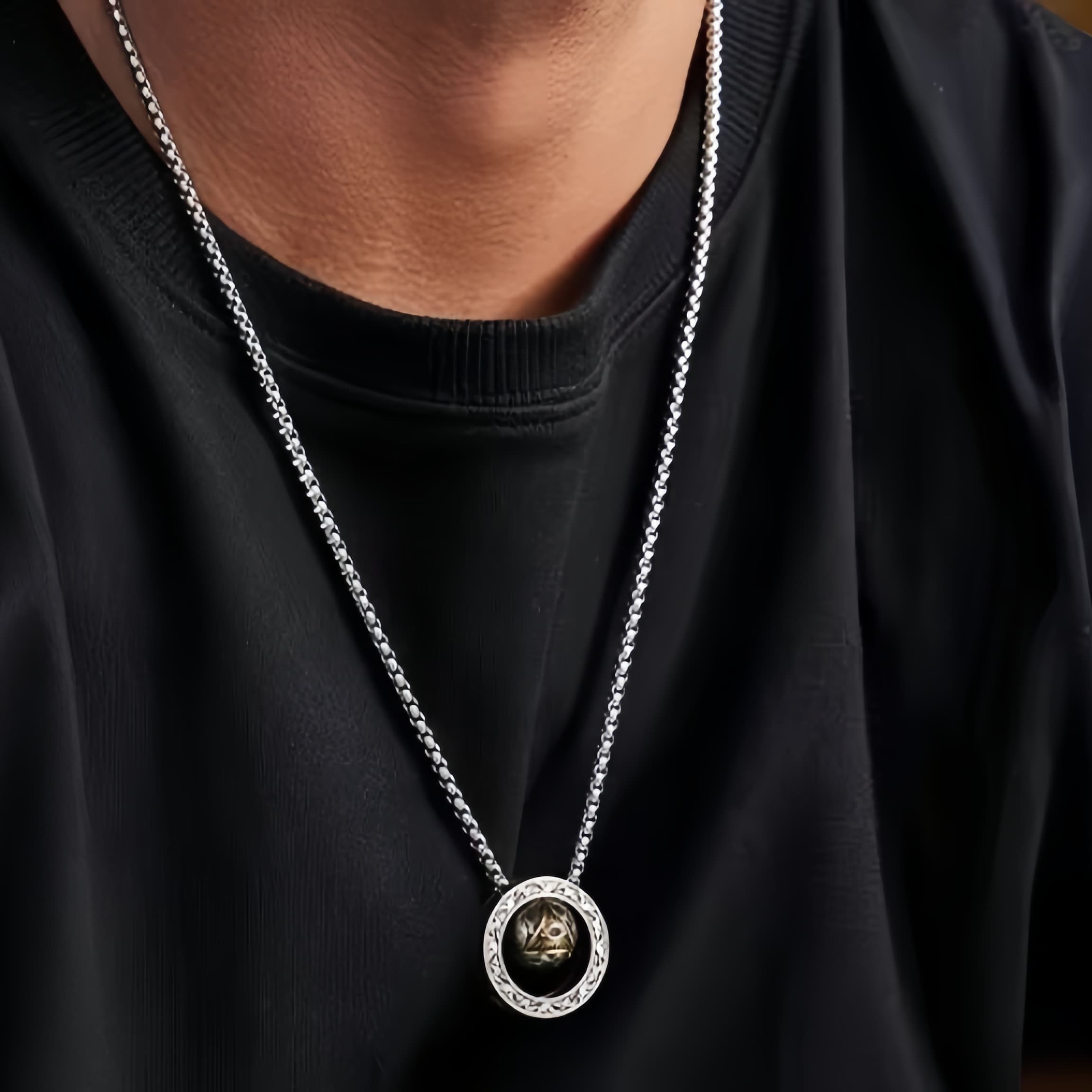 Pendente vintage a forma di palla rotonda con occhio onniveggente per uomini, in argento placcato rame con occhio triangolare in zirconia blu e incisione a spirale