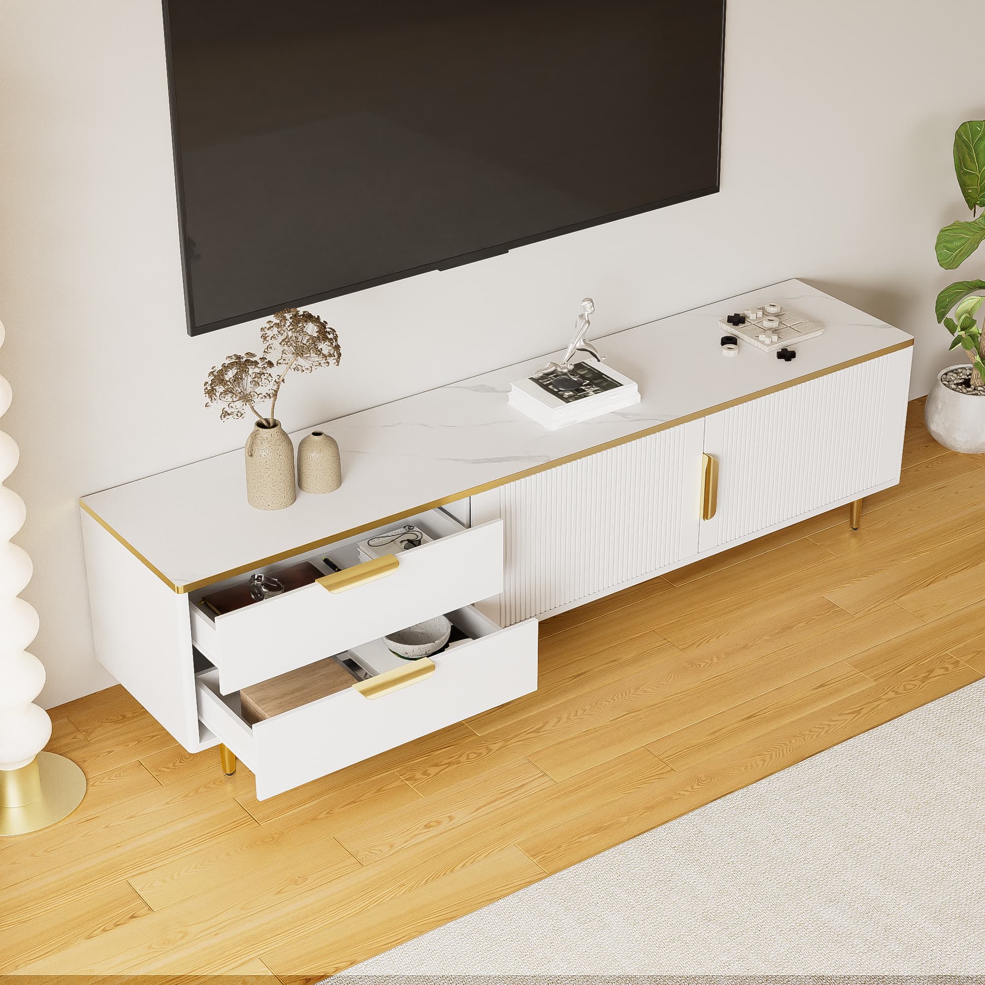 Niedriges TV-Lowboard mit Schnitztextur und goldenen Griffen