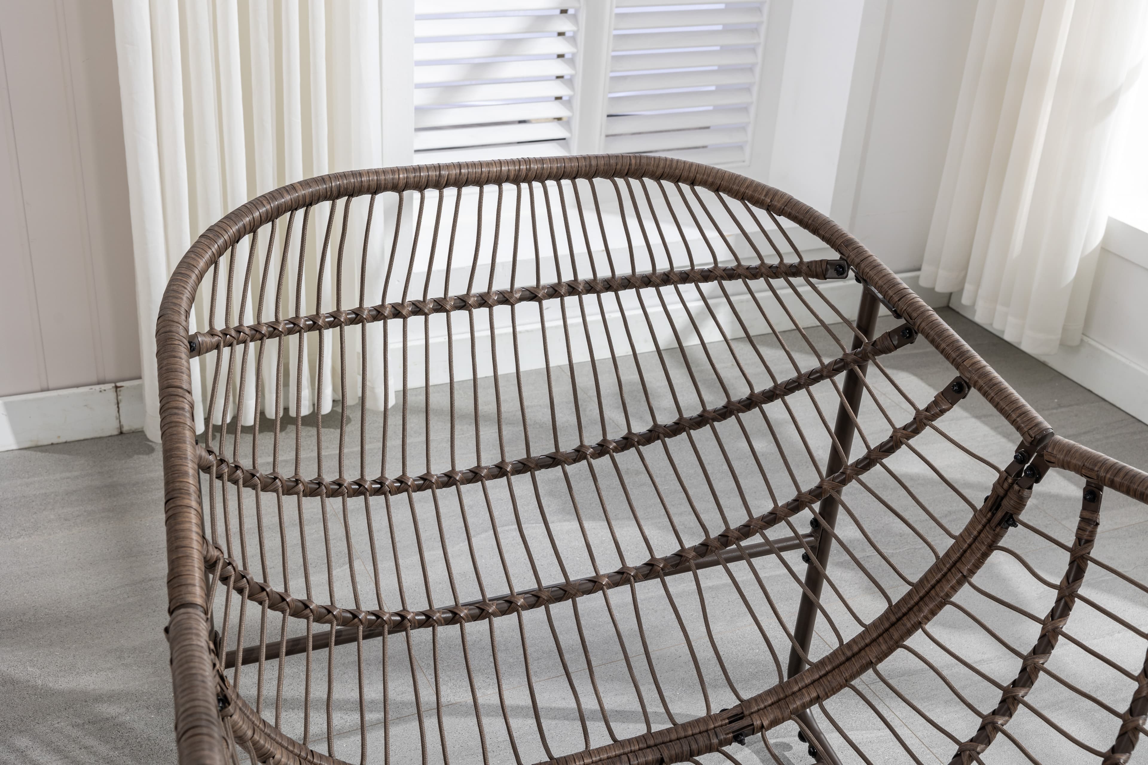 Sedia a dondolo in rattan con cuscino arancione