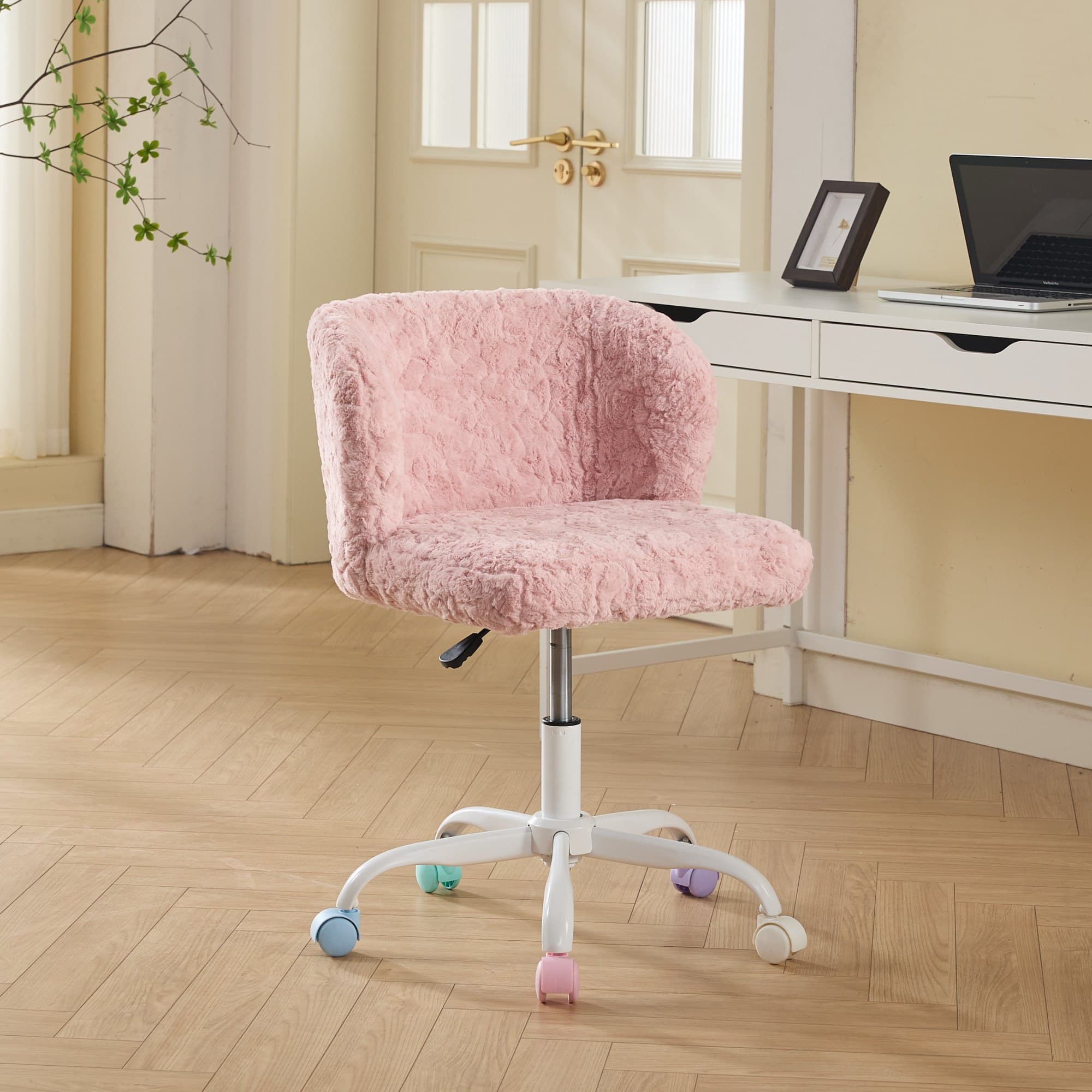 Chaise de bureau rose en peluche à roulettes