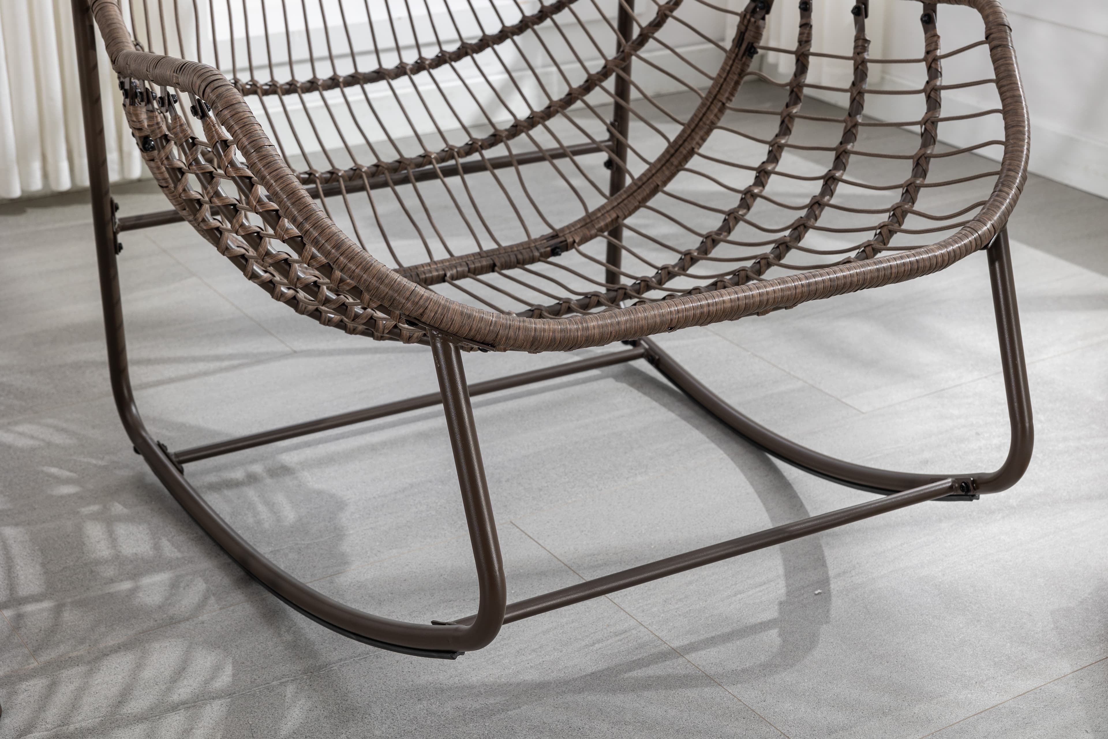 Rattan Schaukelstuhl mit gepolstertem Sitz