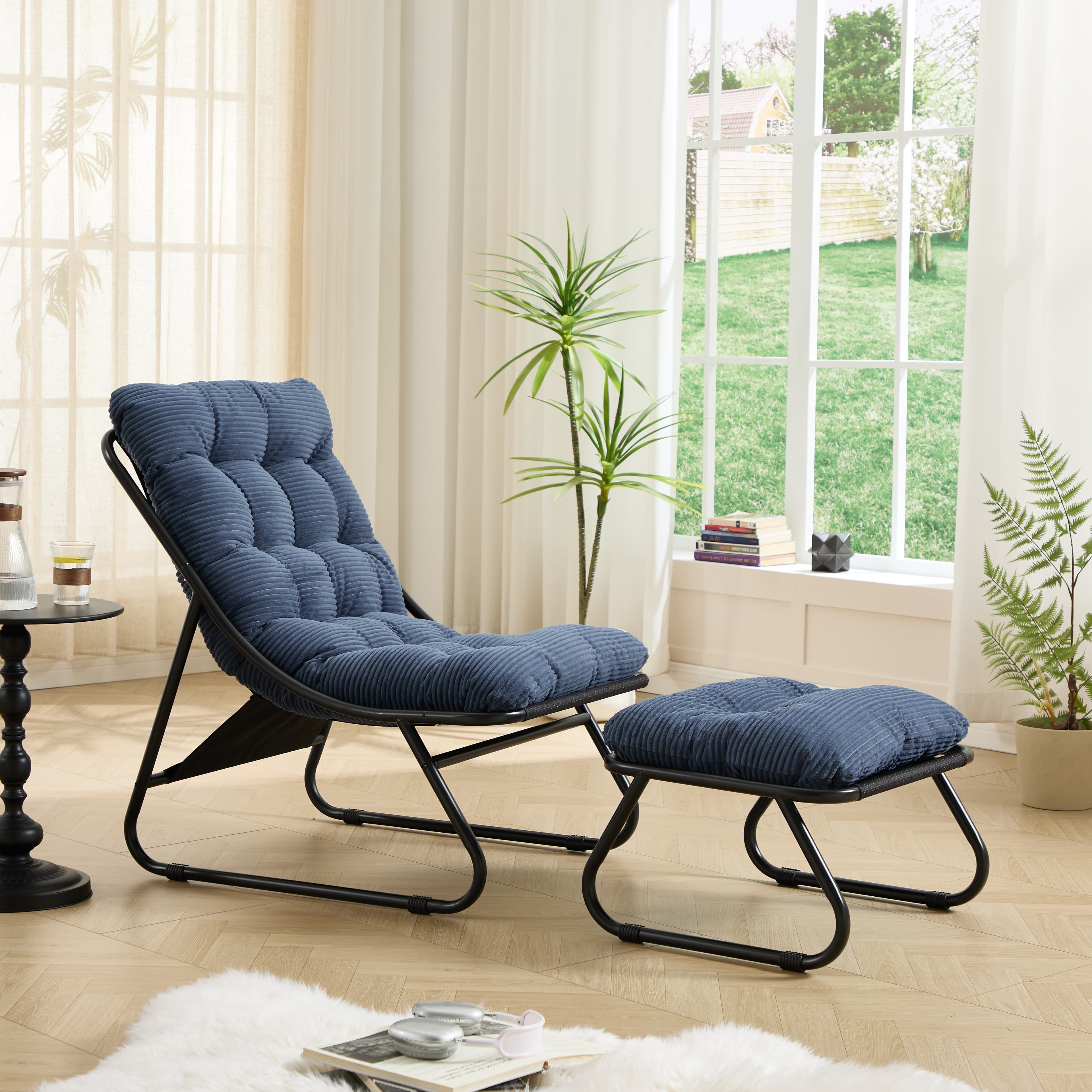 Sedia lounge da esterno con poggiapiedi e cuscino nero