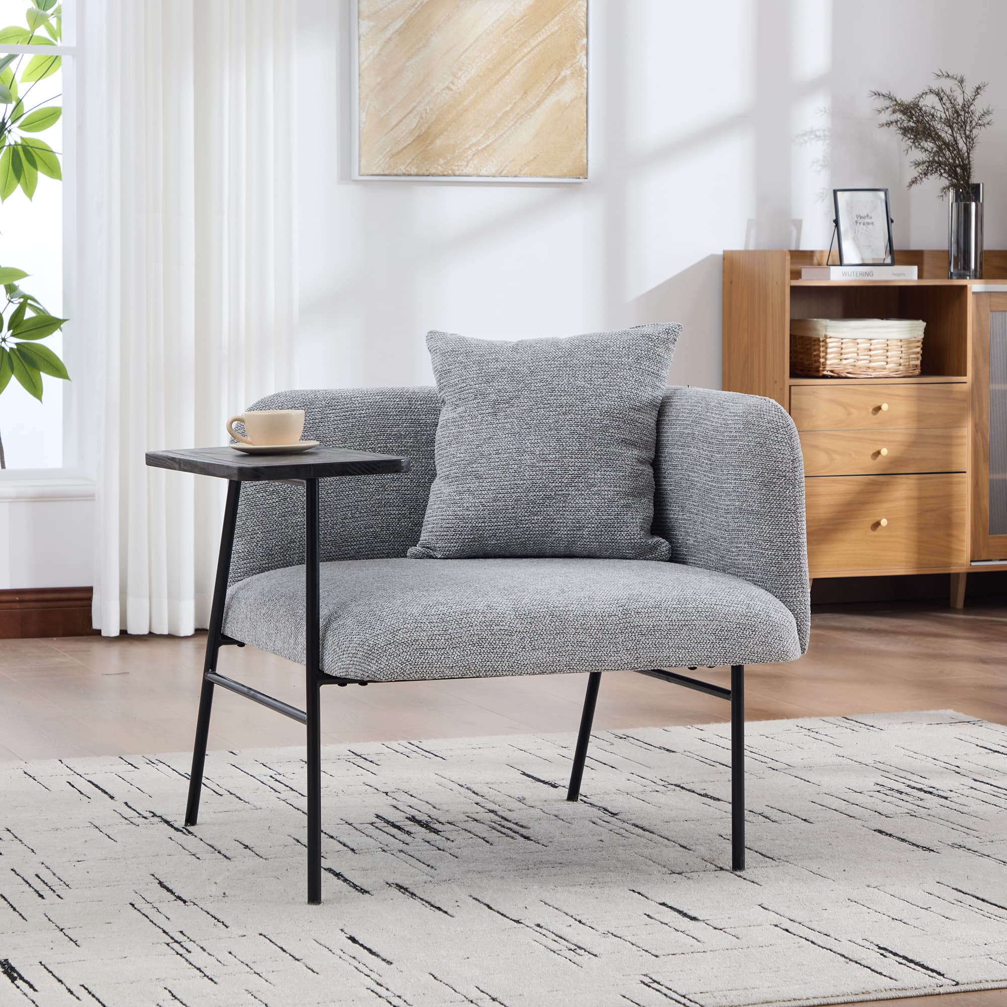 Sessel mit Stofflehne, Fächern und Beistelltisch