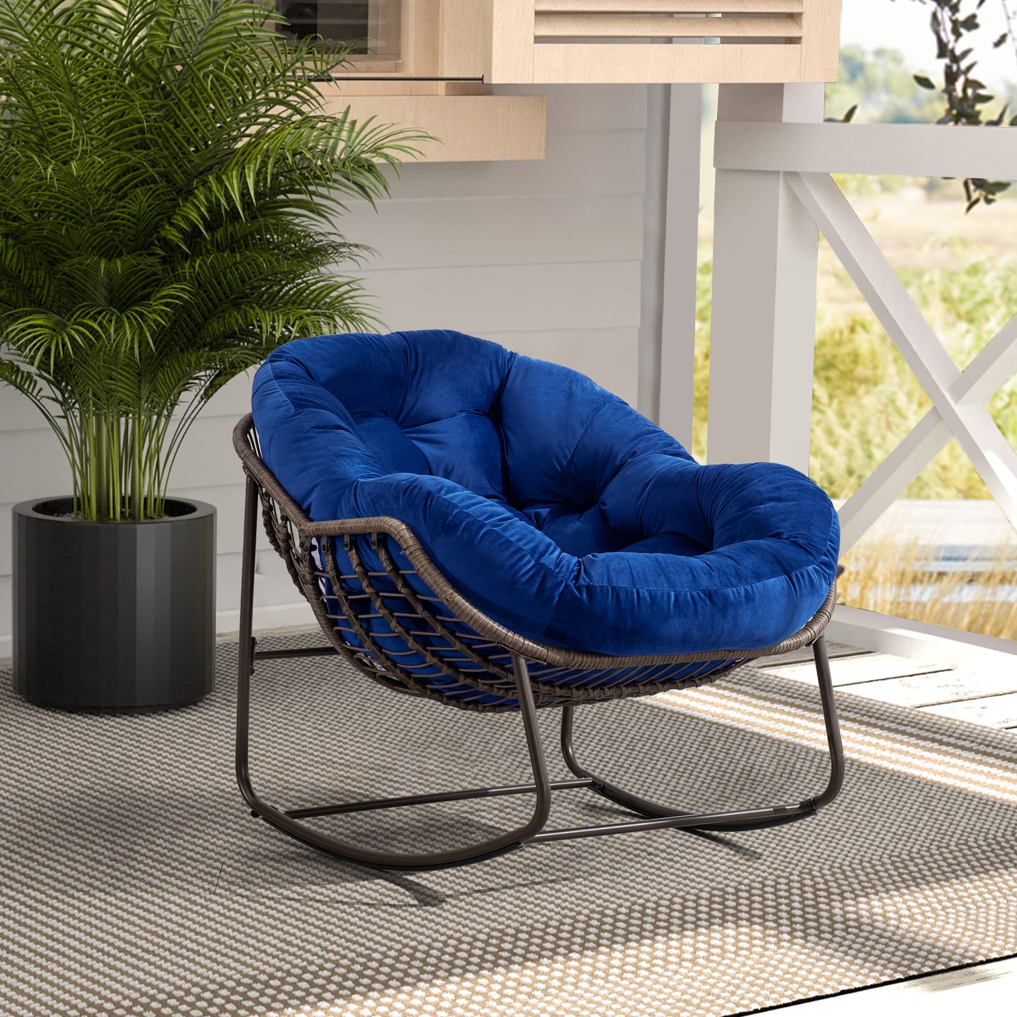 Sedia a dondolo in rattan con cuscino blu navy