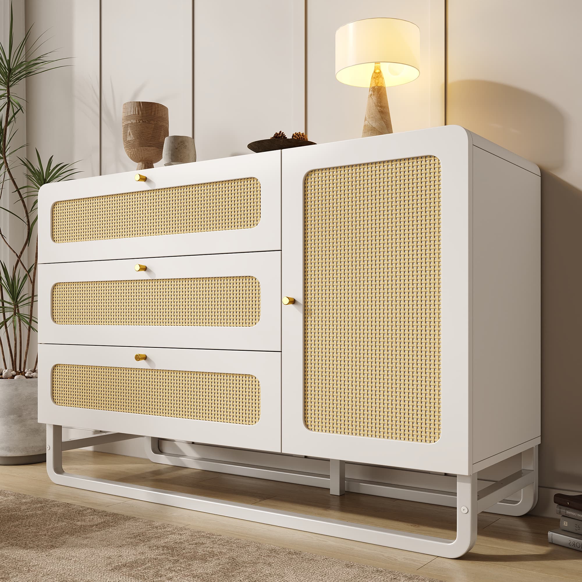 Kommode im Landhausstil mit Rattan-Optik und Goldgriffen
