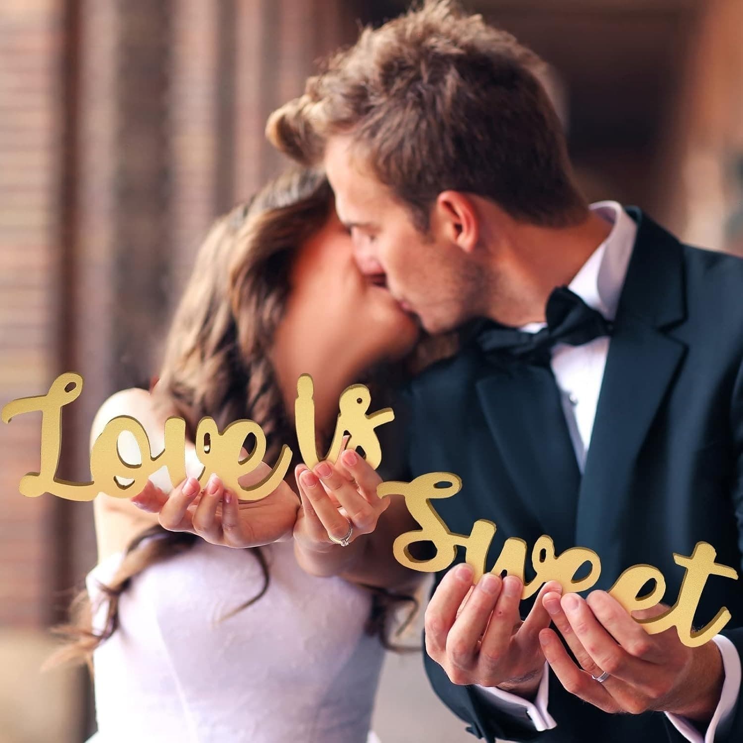 Goldene Holzdeko "Love Is Sweet" mit Buchstabe
