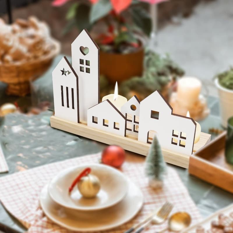 Weihnachtlicher Teelichthalter aus Holz mit Adventskranz-Design