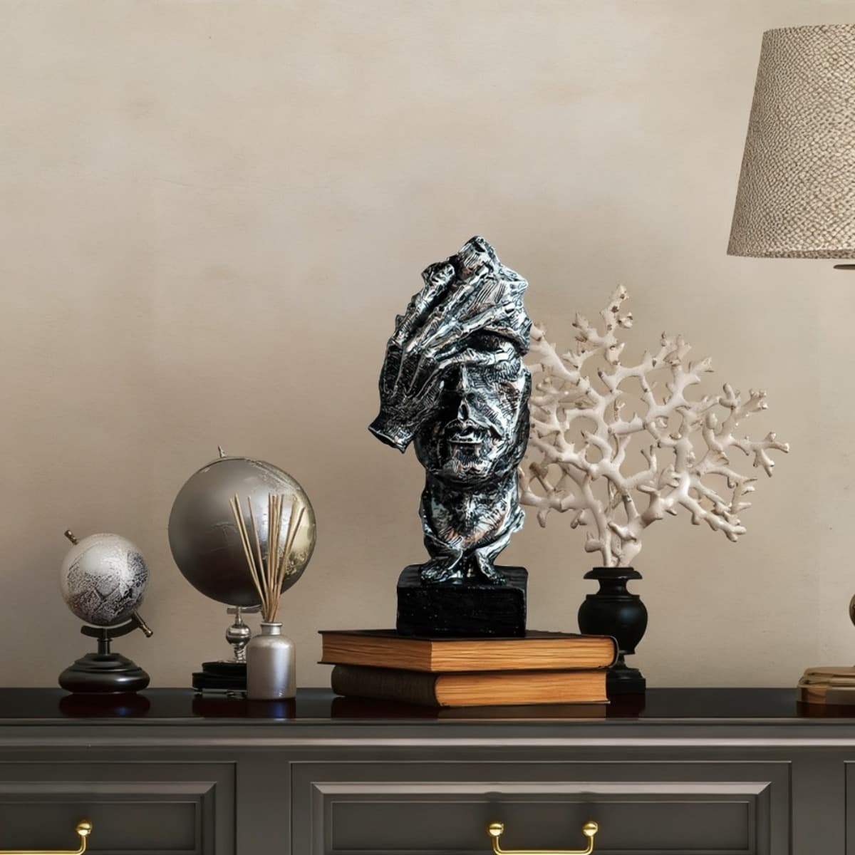 Moderne silberfarbene Skulpturen für Wohnzimmer