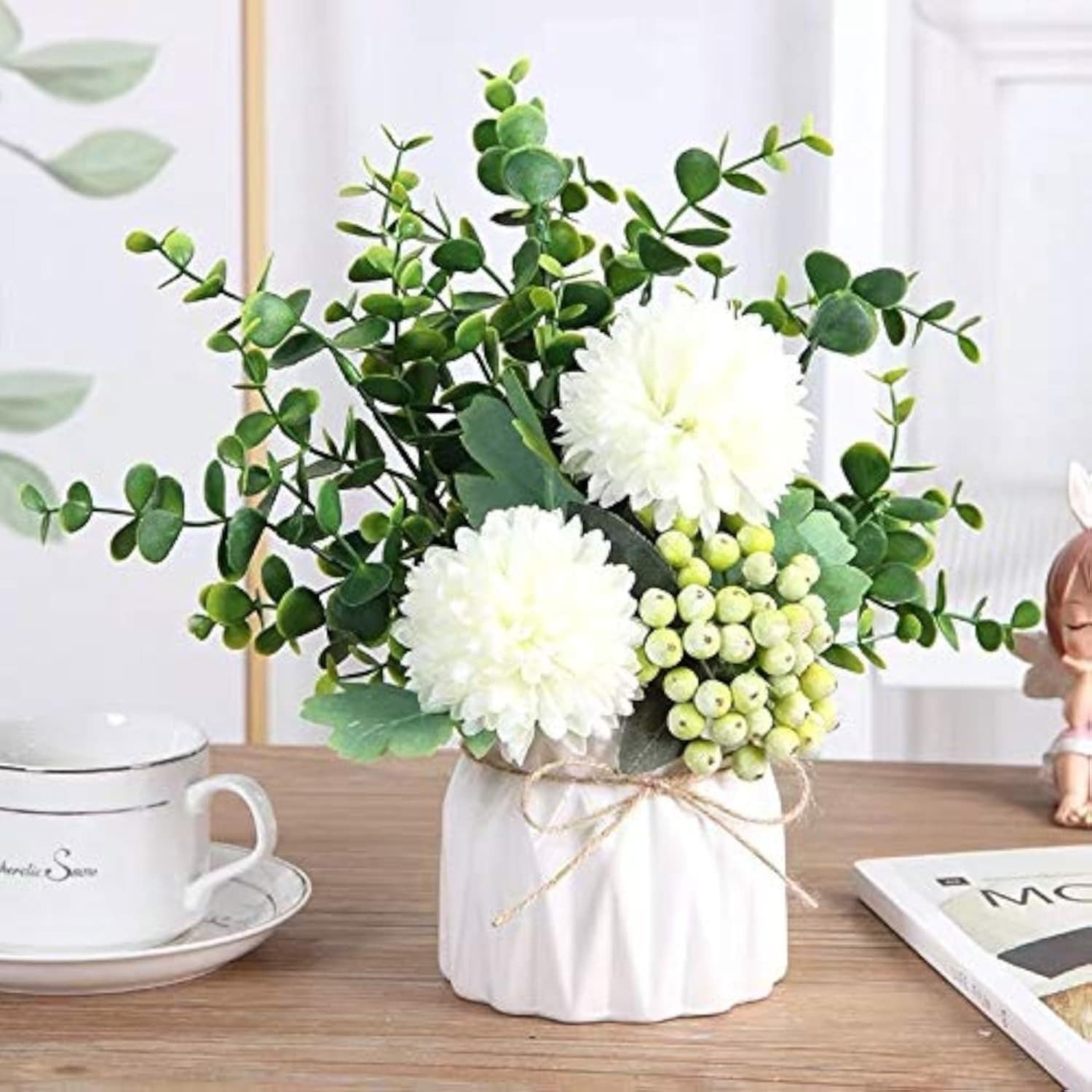 Künstliche Hortensie mit Keramikvase und Eukalyptus