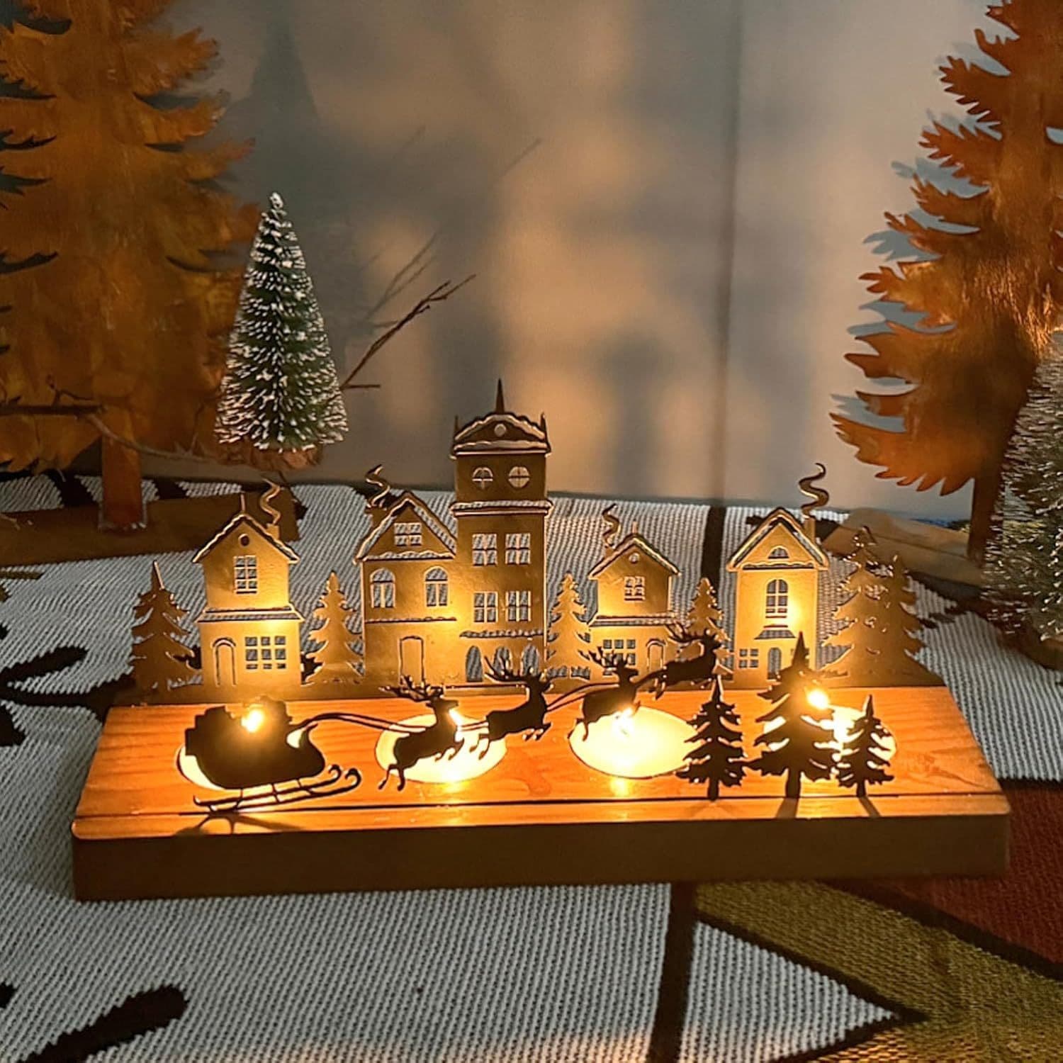 Adventskerzenhalter aus Metall mit Weihnachtsbaum auf Holzständer
