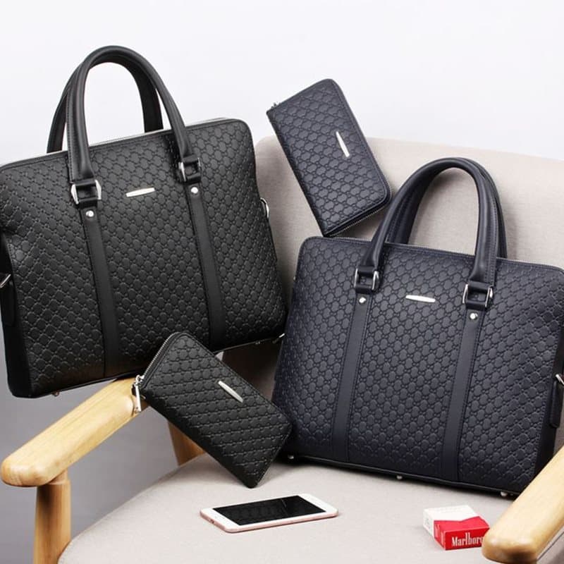 Ledertasche für Männer mit geprägten Buchstaben