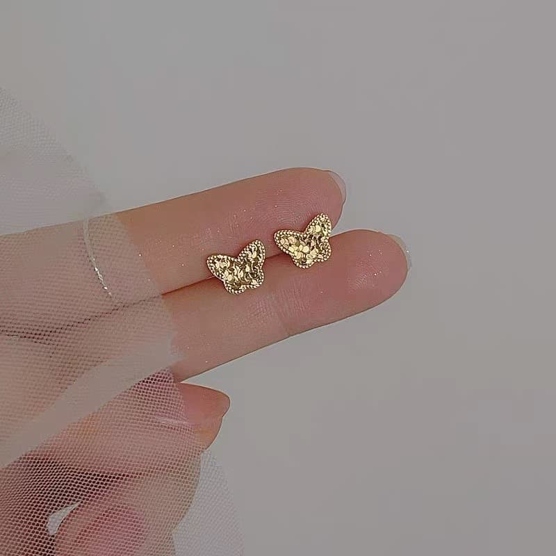 Goldplattierte Miniatur-Herzen Ohrstecker für Frauen