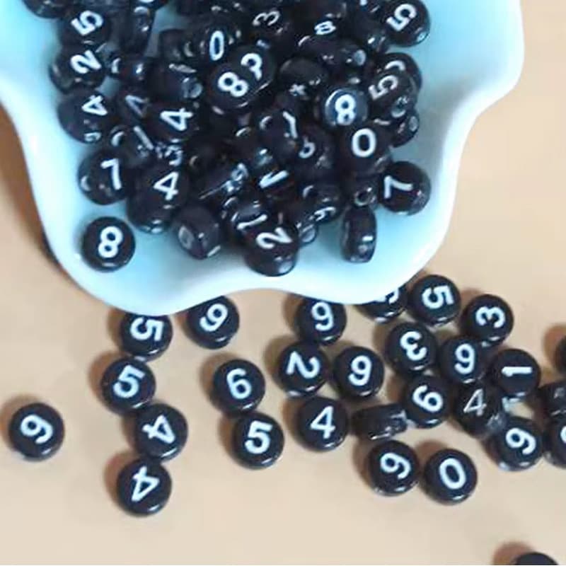 800-teiliges Set Acrylperlen in Schwarz mit Silberziffern und -buchstaben für Schmuckherstellung