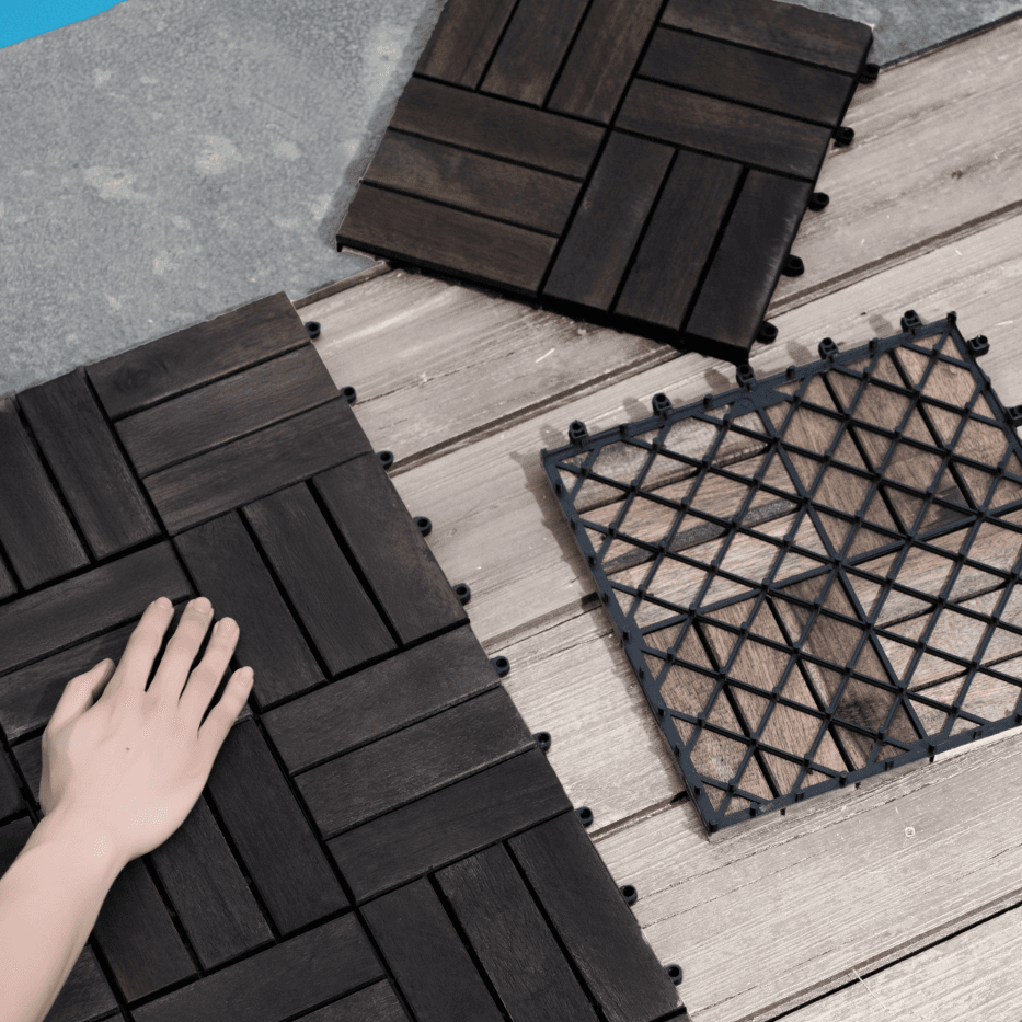 Acacia Wood Interlocking Deck Tiles im Schachbrettmuster, 30er Pack, 30x30 cm, dunkle Brauntone