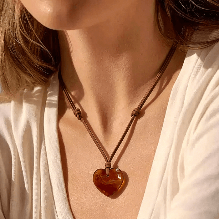 Collana con pendente cuore gonfio in vetro ambra - Charm di cuore con texture tartaruga su cordino marrone regolabile - Gioielli boho costieri per donne