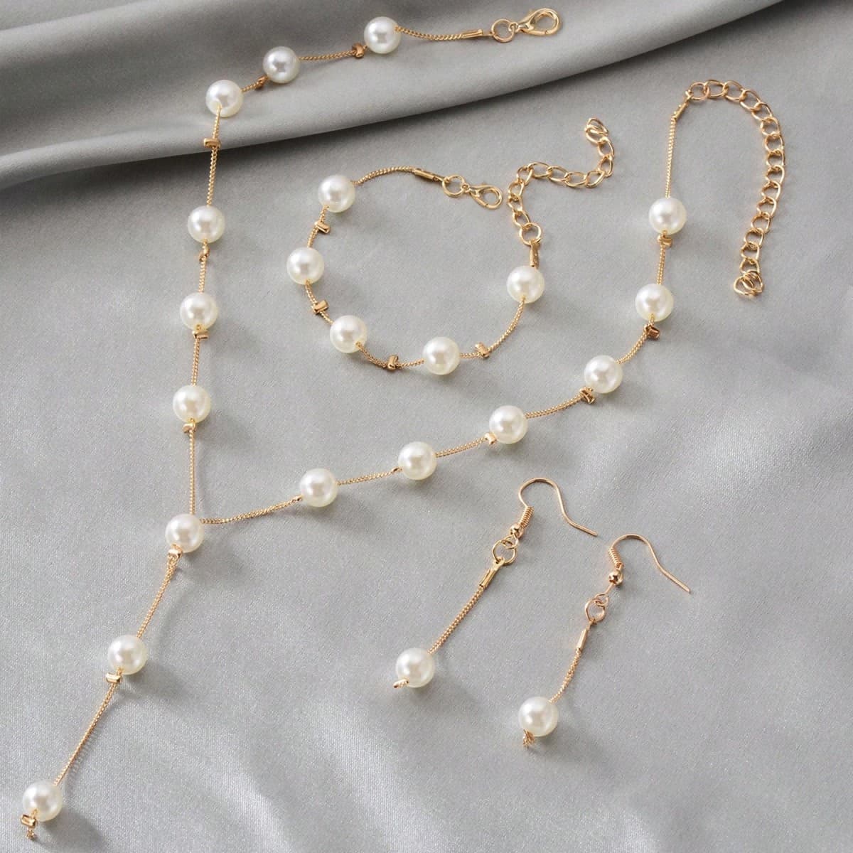 4-teiliges Imitationsperlenschmuck-Set: Ohrringe, Armbänder, Halskette