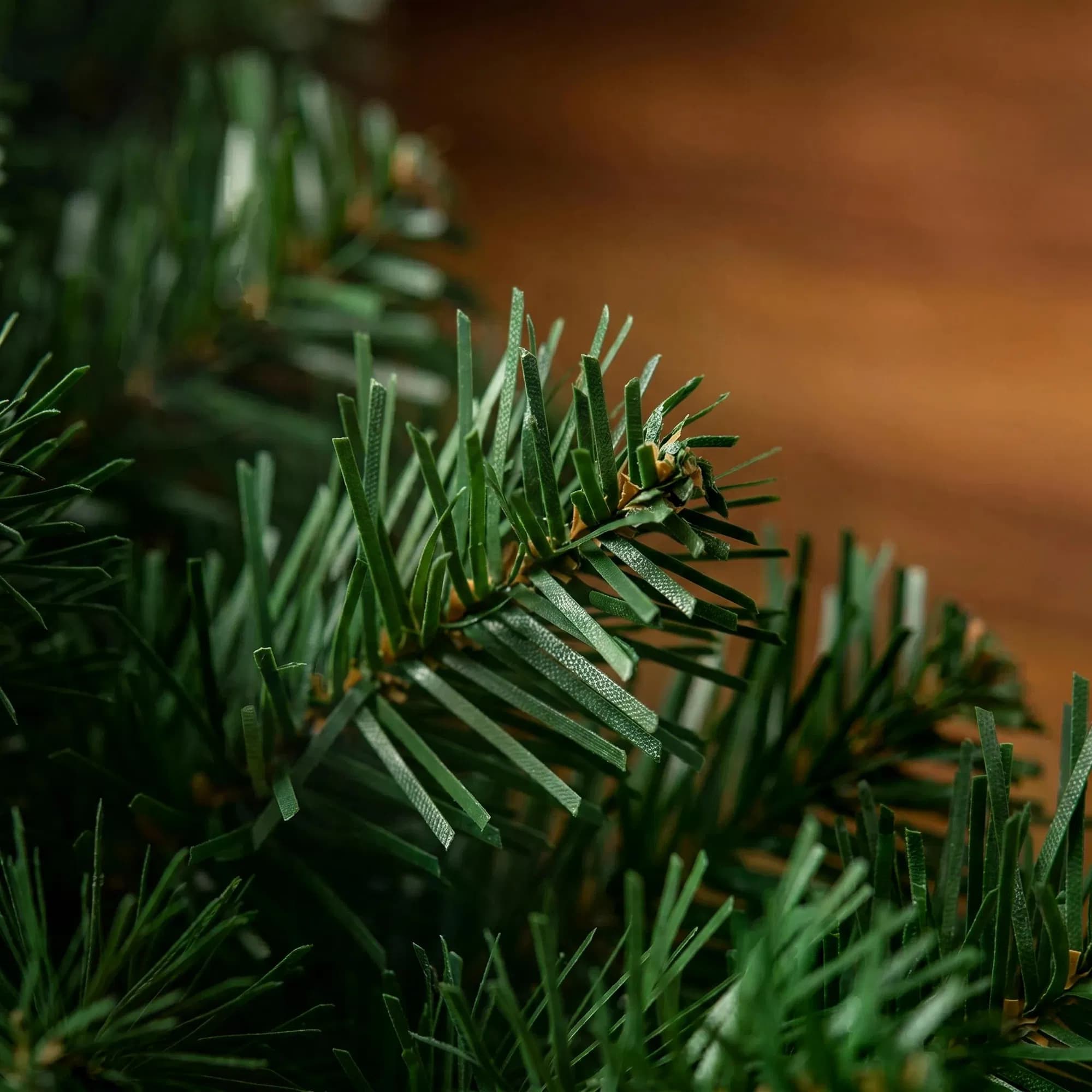 Weihnachtsgirlande 270 cm mit Tannennadeln und Beeren