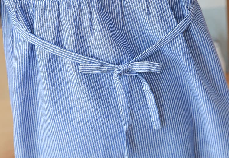 Robe de grossesse à col montant rayée avec broderie