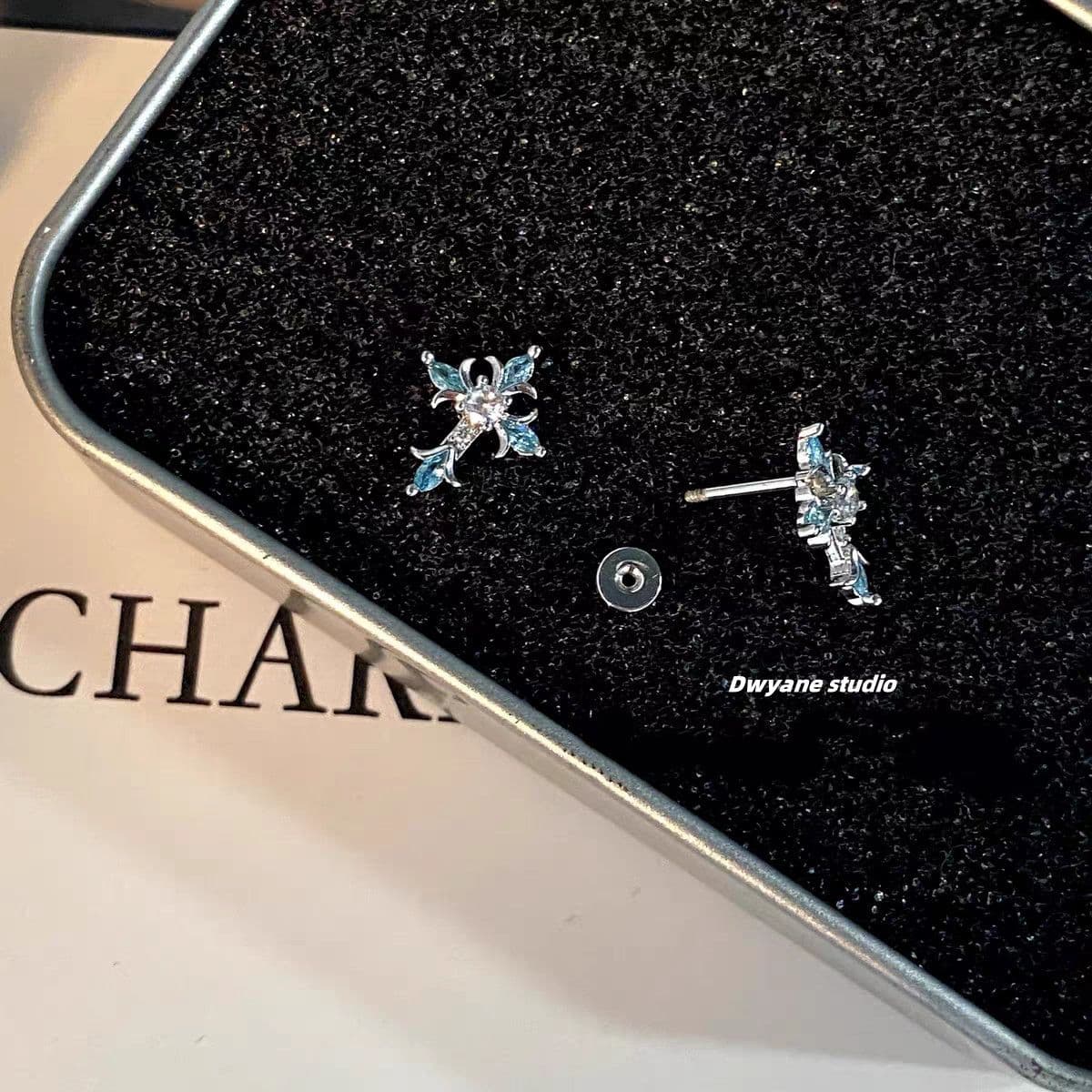 Royalblauer Glitzerbarock-Iris-Kreuz-Steckerohrringe, Schraubhaken, Cartilage & Helix-Piercing-Schmuck