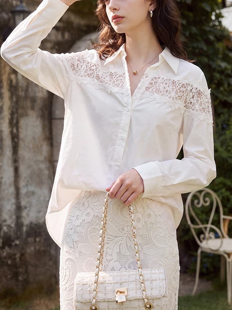 Baumwollbluse mit V-Ausschnitt und Spitzenbesatz