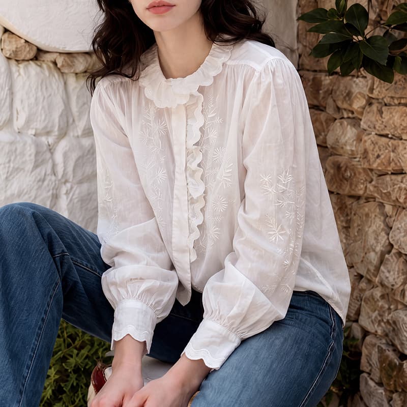Bluse mit Blumenstickerei und Wellensaum aus Baumwolle