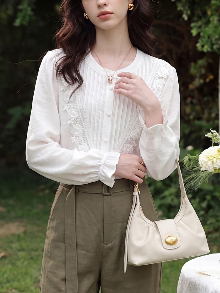Bluse mit Spitzenbesatz und V-Ausschnitt in Off-White