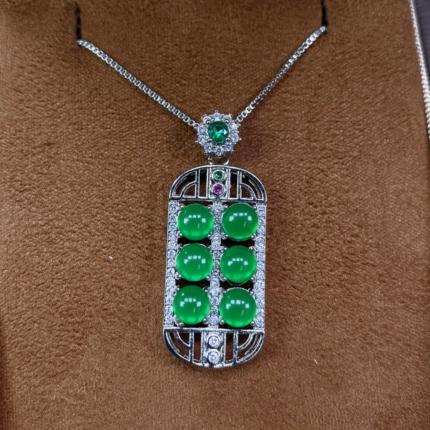 Halskette mit grünem Chalcedon-Anhänger im Abakus-Design