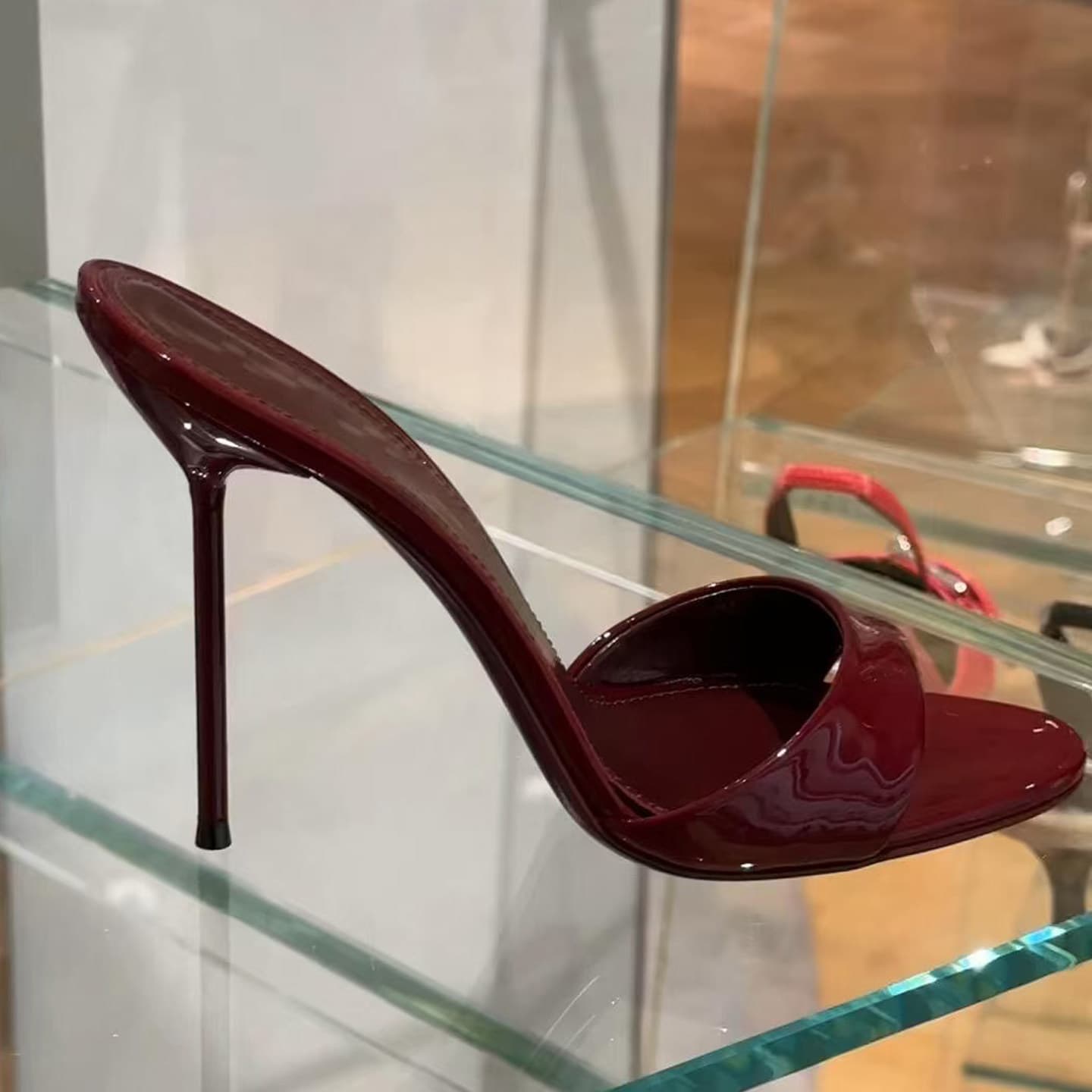 Weinrote Stiletto-Sandalen mit spitzem Zeh