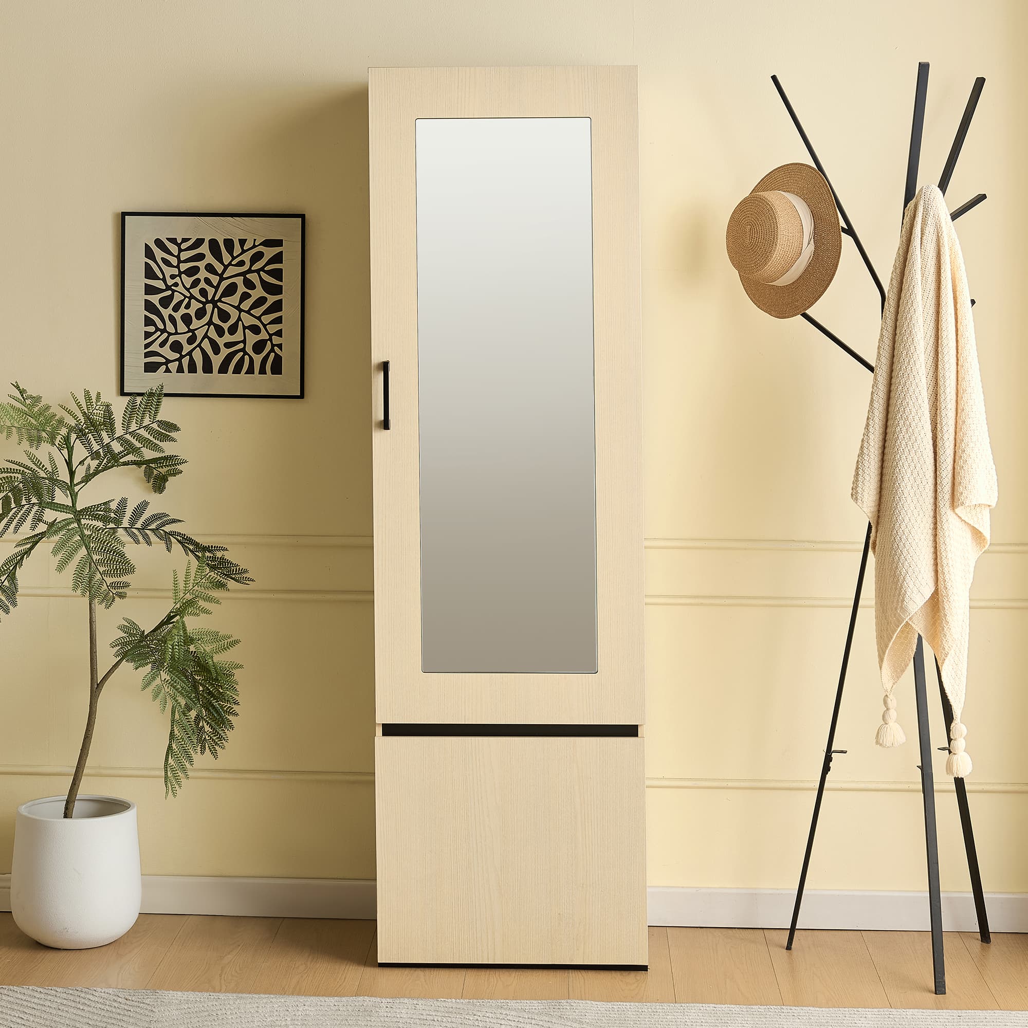 Schmaler Garderobenschrank mit Spiegel und Stange