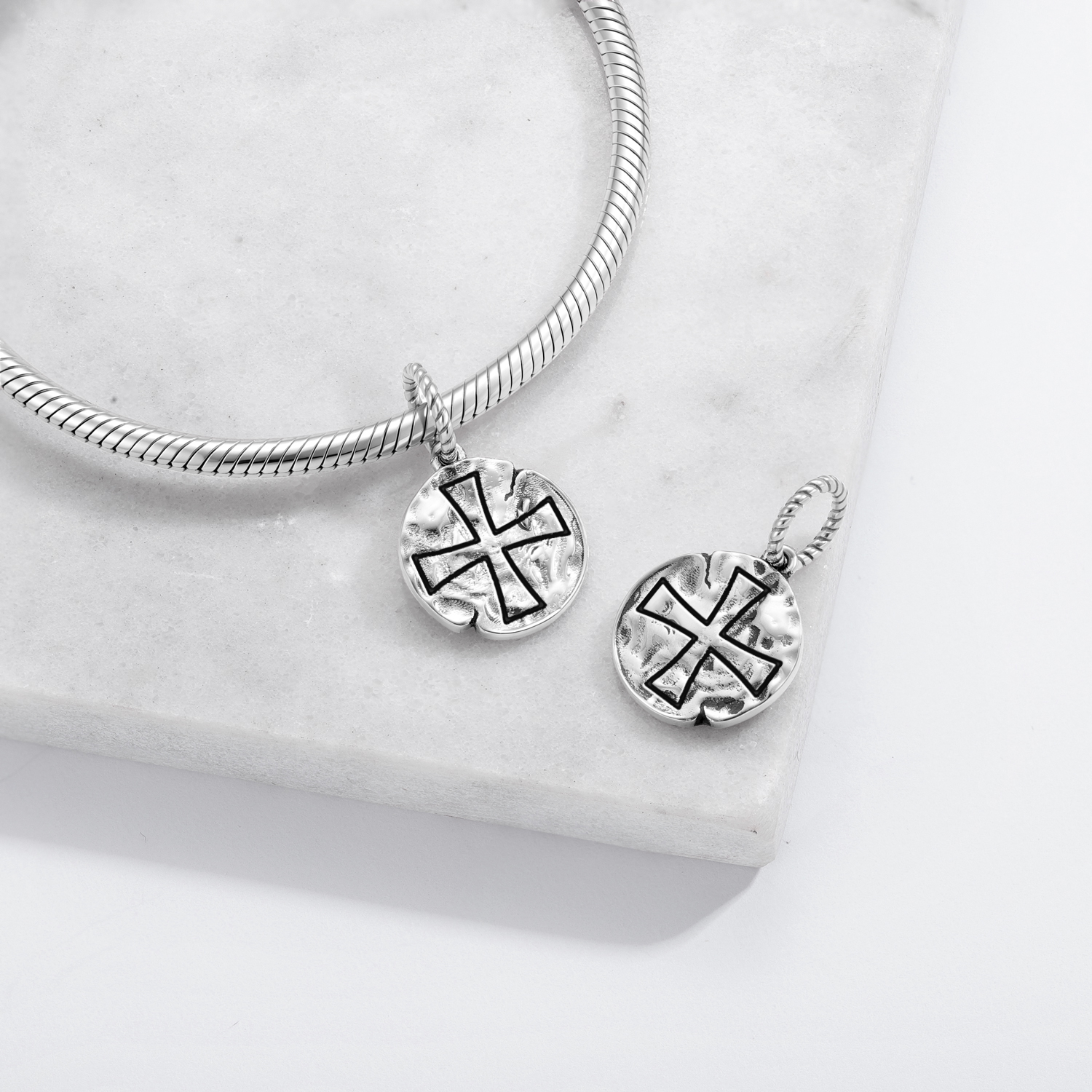 Templar-Rotes Kreuz-Symbol 925 Sterling Silber Handtexturiertes Anhänger für Charm Armbänder