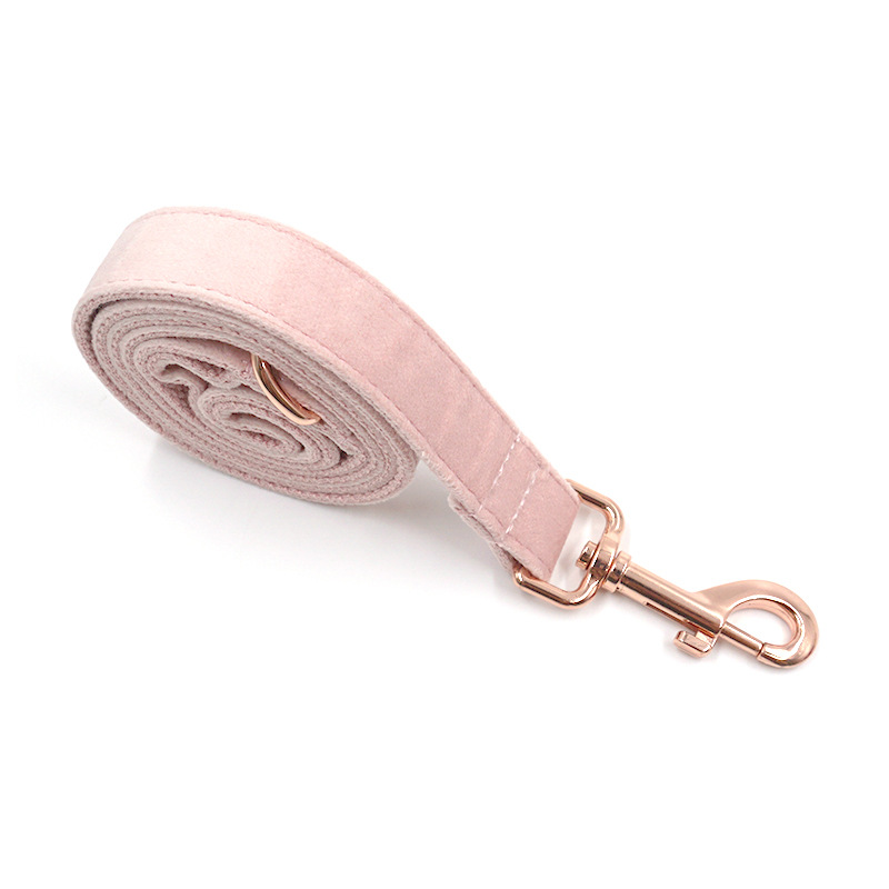 Ceinture en velours avec laisse pour chien en bois de rose.