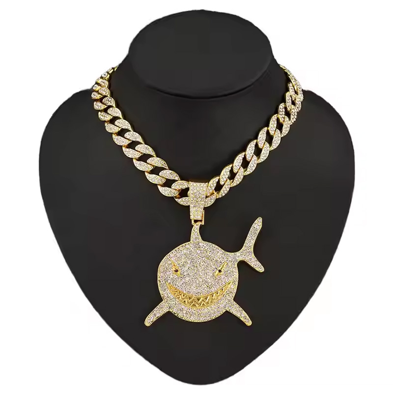 13mm breites Fuball-Pendant-Halskettchen, rhinesteingeschmückt, goldplattiert, 3D-Diamant, goldfarbener Zinklegierung, Edelstahl, religig