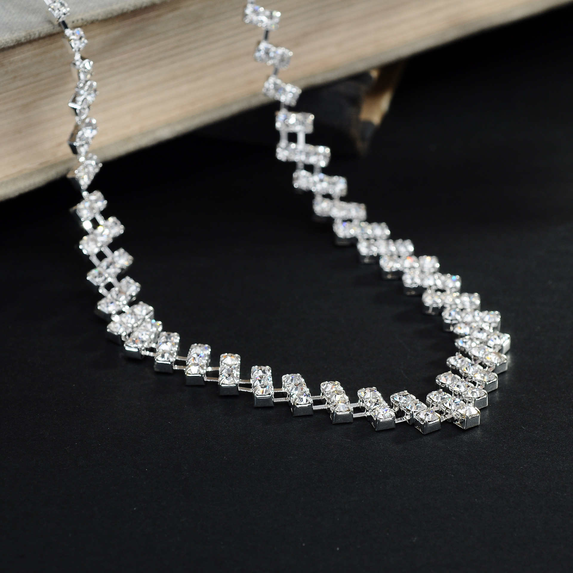 Edles Glitzerhalskettenset mit Strasssteinen