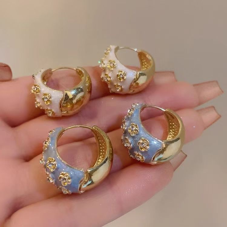 Fiori di Rosa Blu Incisi in Stile Vintage con Inlays di Zirconio Lucente