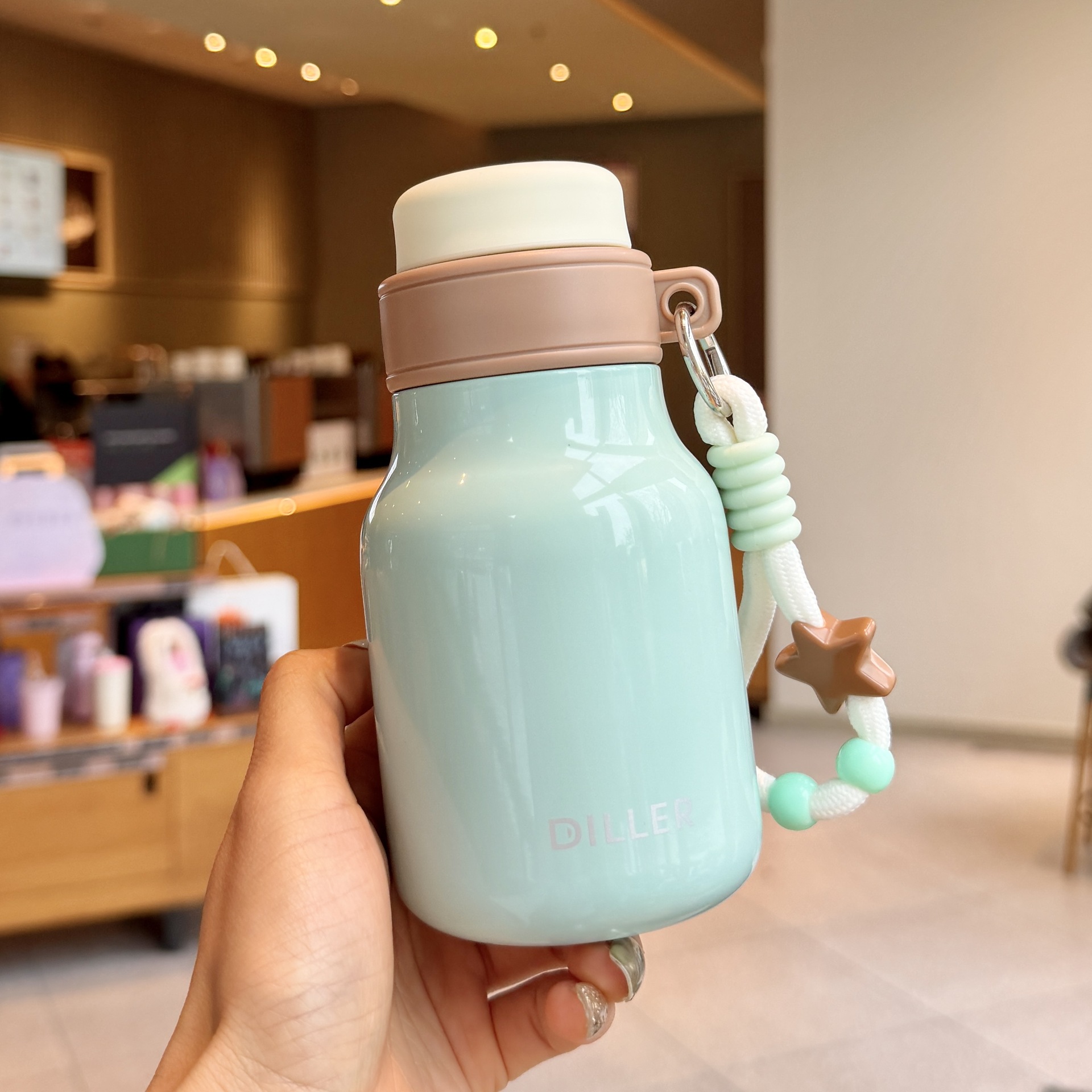 High appearance Sports Water Bottle With Straw And Insulation