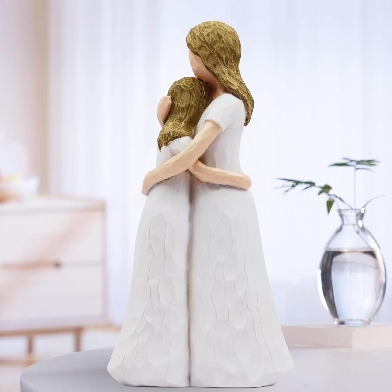 Mère et fille en train de s'embrasser statue artisanale en résine