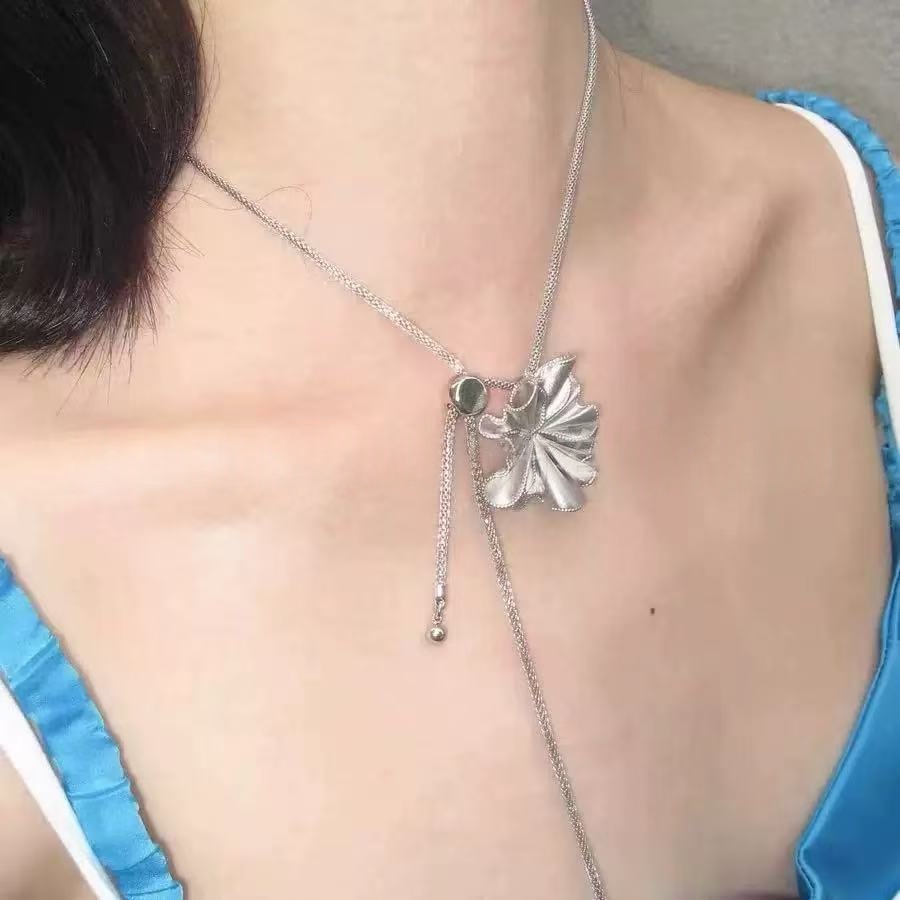A Long Vintage Pleated Sweater Chain With Pleated Flower Necklace That Can Be Worn Multiple Times
